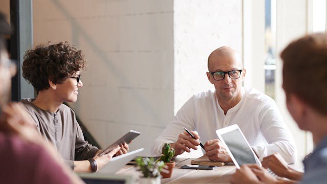 Eine Gruppe an Personen befindet sich in einem Meeting.